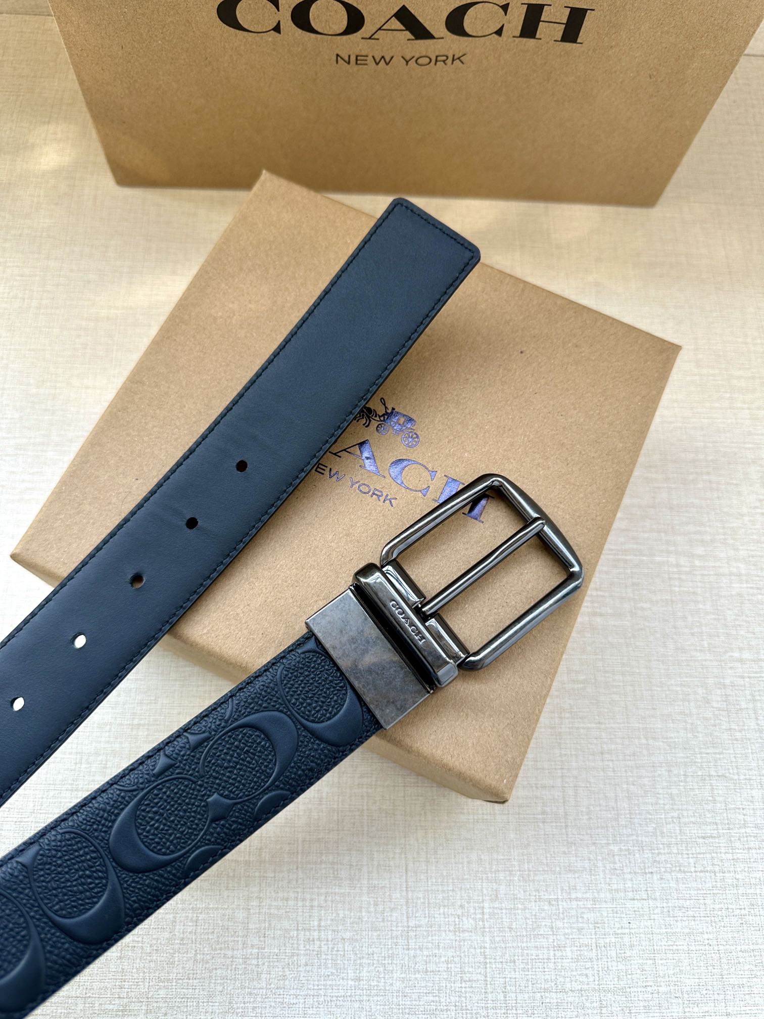 3.7cm（寬）COACH  這款雙面腰帶採用運動小牛皮製作，配有經典標誌帶扣，一款產品，兩種外觀。其合身度可個性定制，可用剪刀進行剪裁。
SAZ
D45
SMM
運動小牛皮
可裁剪
雙面
