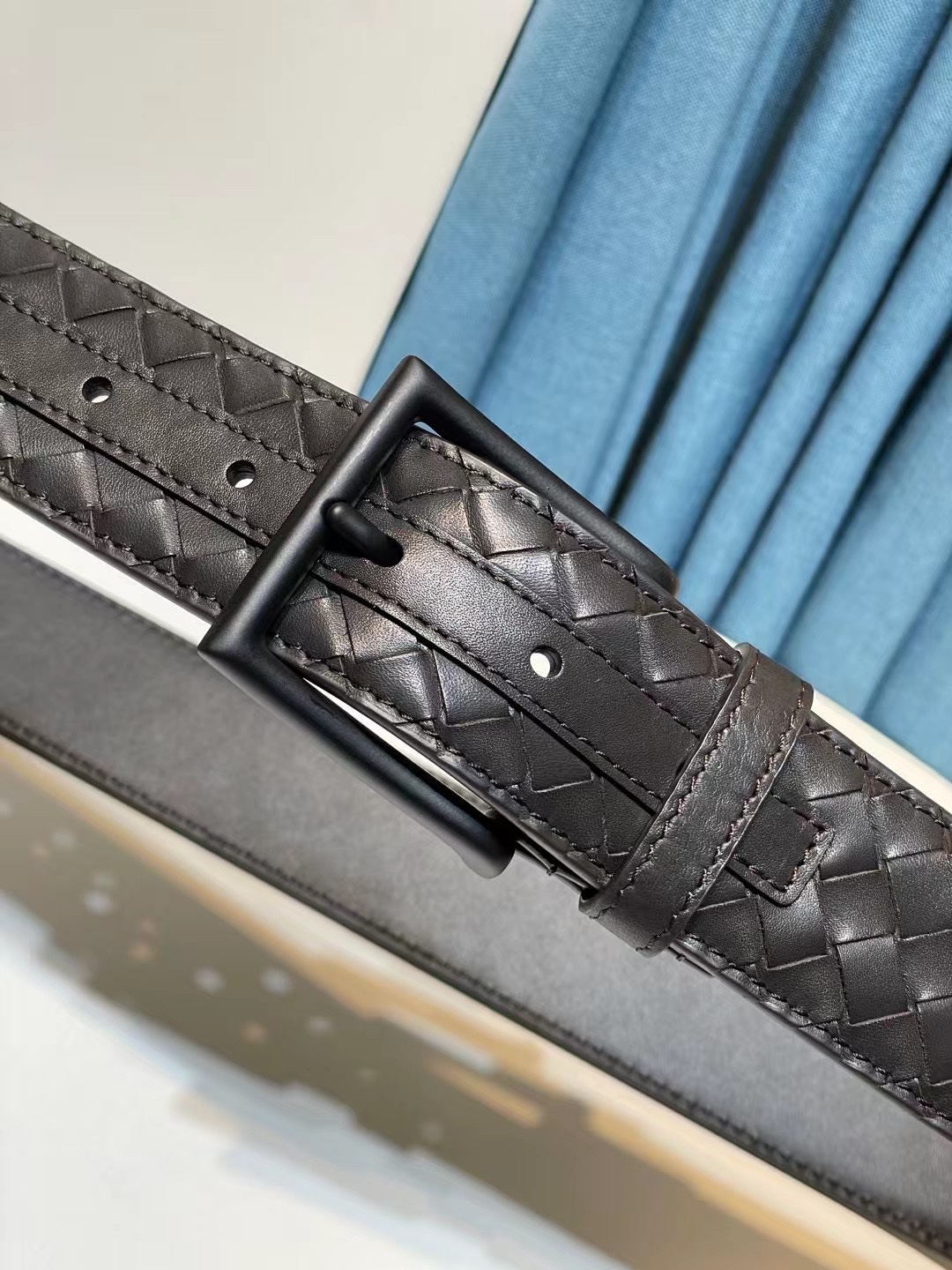 🔥🔥新 🆕純手工編織皮帶可為休閒裝或正裝造型增添優雅韻味，🔥是低調奢華的典範。[嘴唇]採用意大利柔軟的胎小牛皮全手工精工打造而成，鎳色五金扣頭令其更顯獨特別緻、🔥[嘴唇]優雅迷人氣息。[強]4.0cm寬