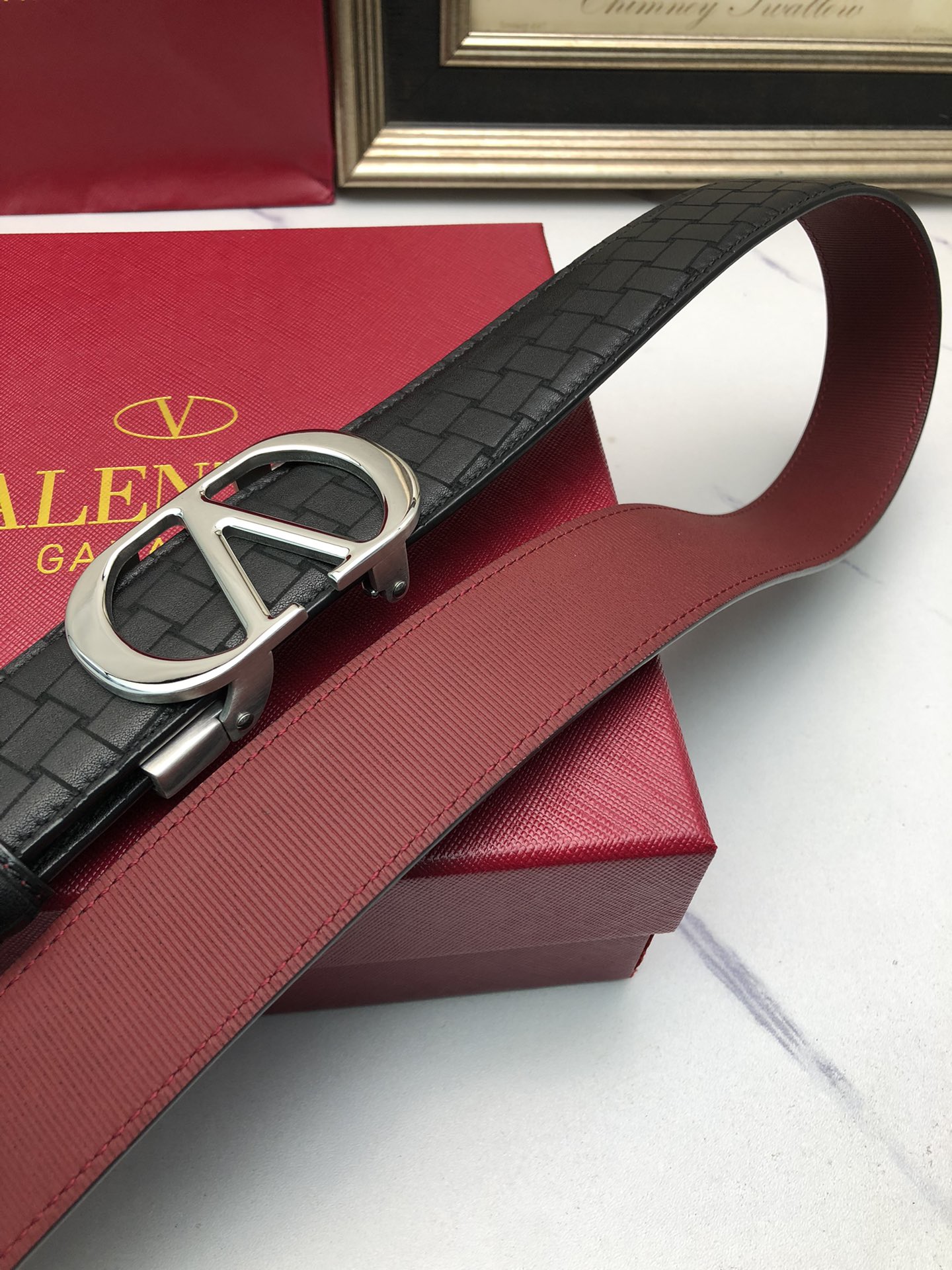 華倫天奴：原單頭層牛皮燙印花紋面，內襯頭層小牛皮底，搭配原單自動扣，可裁剪的自動帶，此款腰帶面雙採用意大利原定廠制進口牛皮帶身 ，對專版櫃足寬3.5