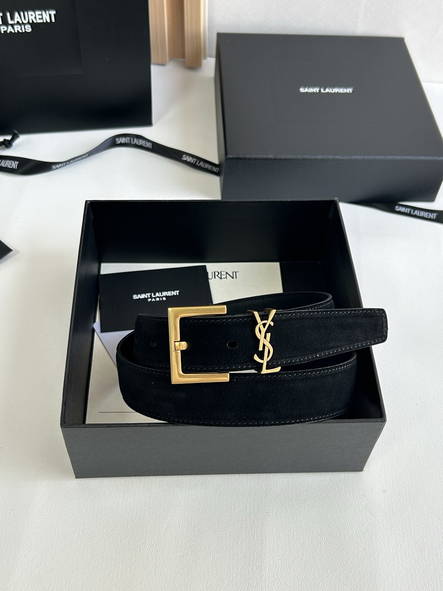 聖羅蘭 女士腰帶，進口小牛皮 配以CASSANDRE 標識腰帶環。古銅色金銀五金可選。精緻優雅的設計，寬度3.0cm