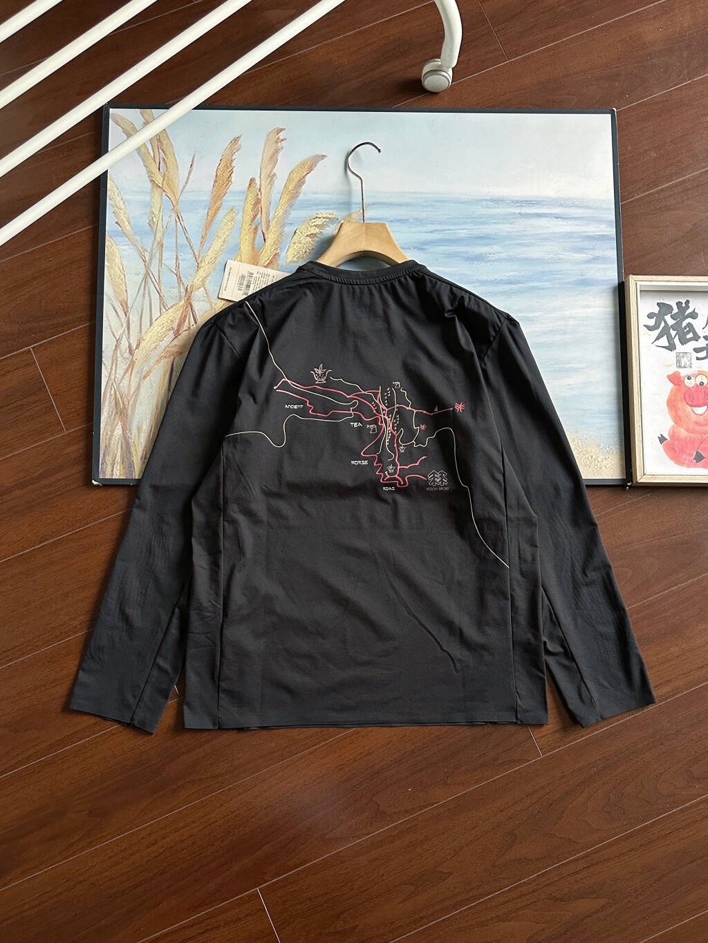 2026KOLONSPORT可隆馭馬迎風新春限定系列吸濕速乾長袖T恤CNYS-FUCTIONAL圓領長袖。打底衫本命年的情侶夫妻們！安排起來！料子很舒服 可隆休閒衣登山男女士彈力圓領戶外運動防曬長袖打底T恤！！可隆的內搭 SECO面料和 POLYGIENE銀鹽抗菌科技結合速乾，棉觸感，抗褶皺，耐洗護，基礎款圓領長袖T恤，具備高彈力、防曬性能背面 微拉絨處理，提高穿著舒適性！！面料：聚酯纖維80%  氨綸20%櫃子同步 迪家高端專業運動面料，精梳輕拉絨，親膚舒適，排汗吸濕！面料不易變形、不易褪色