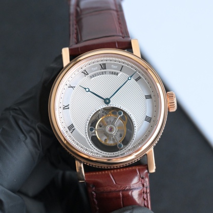 224年前，阿伯拉罕-路易·寶璣先生在他所創立的巴黎鐘錶堤岸制表工坊中，創造了制表史上令無數人贊嘆的陀飛輪調速裝置。這一無比複雜的精密機構彰顯了寶璣先生卓然超群的遠見與創想，時至今日仍對高級制表業有著重要意義。至今，陀飛輪的作用和意義已不僅是提高走時的精准度，而是譜寫了制表領域的輝煌篇章。寶璣陀飛輪時計臻品在百年徵程中不斷創新，超越自我，集精湛機械製造技藝與深厚美學原理於一身，創制出演繹複雜迷人的機械世界。腕表的表冠上刻有著名的寶璣品牌標誌，從側面我們可以看到表王寶璣著名的錢幣紋飾，代表著溫文爾雅