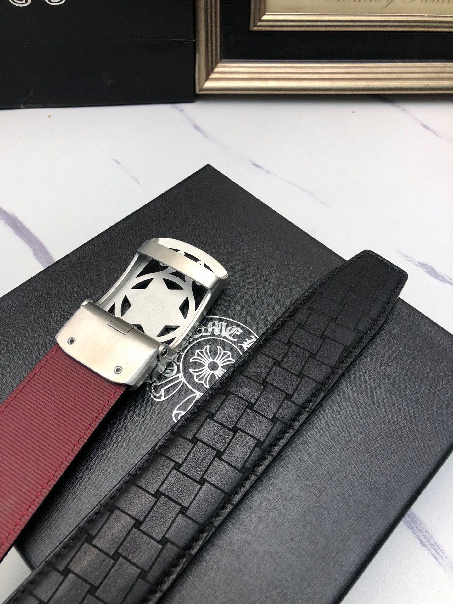 克羅星：原單頭層牛皮燙印花紋面，內襯頭層小牛皮底，搭配原單自動扣，可裁剪的自動帶，此款腰帶面雙採用意大利原定廠制進口牛皮帶身 ，對專版櫃足寬3.5
