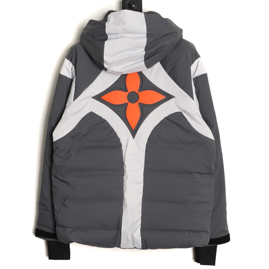 Louis Vuitton/路易威登 25Fw 滑雪系列花卉雙拉鍊連帽羽絨服
定制5合1防絨密織與3合1雙線防絨格紋料，新國標90白鴨絨，充絨飽滿，極致禦寒。 電腦機械充絨，精准計算克重，數字稱重，確保蓬松均勻。進口機刺繡，精密控制，線條流暢細膩。壓花復合，電腦掃描對位，特製膠水固化，粘接牢固。 膠漿印花，三次網板修改，烘烤固色，圖案持久。3D立體絎縫，數控分隔，防止羽絨結塊移位。
A Size:46-52