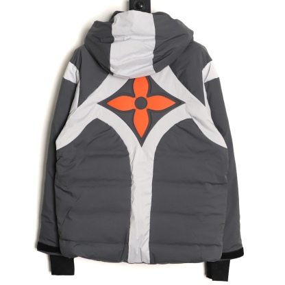 Louis Vuitton/路易威登 25Fw 滑雪系列花卉雙拉鍊連帽羽絨服
定制5合1防絨密織與3合1雙線防絨格紋料，新國標90白鴨絨，充絨飽滿，極致禦寒。 電腦機械充絨，精准計算克重，數字稱重，確保蓬松均勻。進口機刺繡，精密控制，線條流暢細膩。壓花復合，電腦掃描對位，特製膠水固化，粘接牢固。 膠漿印花，三次網板修改，烘烤固色，圖案持久。3D立體絎縫，數控分隔，防止羽絨結塊移位。
A Size:46-52
