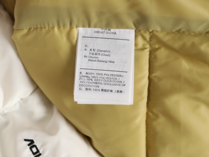 Nike/耐克Windrunner風行者2025經典款新款輕薄連帽羽絨服外套夾克
原版復刻 頂級品質  專櫃尺碼 零下十幾度無壓力 極地防寒防風防水防雪！超級蓬松度 休閒運動 街頭時尚潮流休閒運動連帽保暖短款羽絨服 鎖絨效果好 不拽絨 品質看得見 蓬松度爆表 能在衣物內形成大量空氣隔熱層 輕鬆抵御零下20°C的嚴寒 哪怕極寒天氣也能牢牢鎖住體溫 讓你在冰天雪地中也能溫暖如春 高含絨量帶來極致輕盈的穿著體驗 告別傳統羽絨服的臃腫感 活動自如 溫暖卻不笨重 
L SIZE:S-2XL