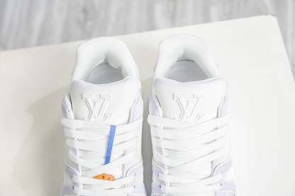 Louis Vuitton Trainer 系列板鞋 
Size：36 37 38 39 40 41 42 43 44 45 (偏大一碼）