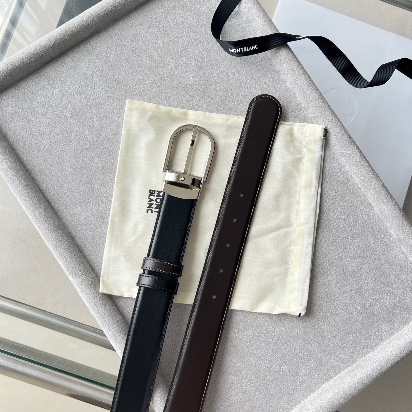 馬蹄形帶扣黑色/棕色雙面皮帶（35毫米）
馬蹄形閃亮鍍釕帶扣。可調節長度，3.5cm黑色和棕色雙面皮帶。打造經典靈動造型。
貨號 錶帶描述 黑色和棕色雙面牛皮皮帶 皮革圖案 金屬圓環上飾有萬寶龍六角白星 標識 搭扣裝置 易開啓裝置，可調節皮帶長度
搭扣形狀 馬蹄形主要顏色 黑色 | 棕色 搭扣類型 針扣式表扣