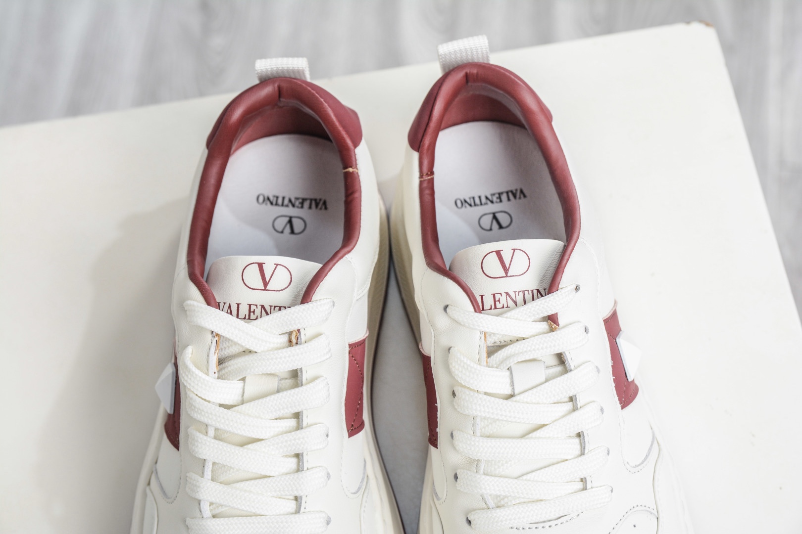 Valentino 華倫天奴 Rockstud untitled 厚底休閒鉚釘小白鞋 
尺碼：39 40 41 42 43 44（皮鞋碼）
