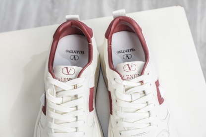 Valentino 華倫天奴 Rockstud untitled 厚底休閒鉚釘小白鞋 
尺碼：39 40 41 42 43 44（皮鞋碼）