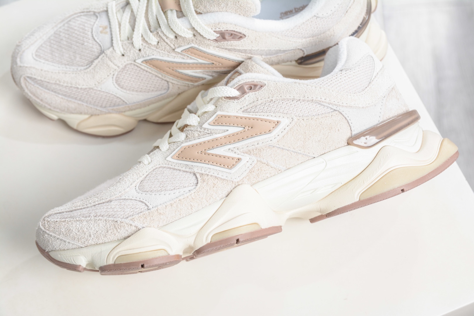 新百倫New Balance NB9060 米色 U9060CCB 
Size：36 37 37.5 38 38.5 39 40 40.5 41 42 42.5 43 44 45 45.5 46.5