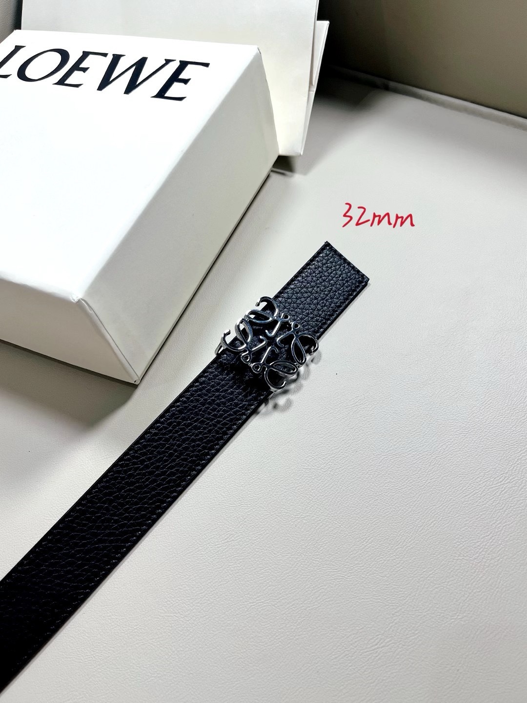 羅意威LoEWE 3.2cm正反兩穿腰帶，選用壓紋牛皮革製成，反復Anagram圖案