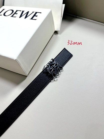 羅意威LoEWE 3.2cm正反兩穿腰帶，選用壓紋牛皮革製成，反復Anagram圖案