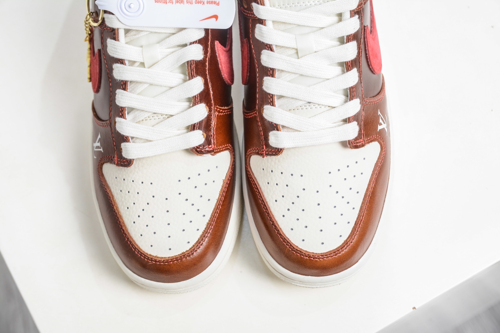 Nike SB Dunk Low x Louis Vuitton LV馬年限定聯名-酒紅棕 
貨號：DS6608 025
尺碼：36 36.5 37.5 38 38.5 39 40 40.5 41 42 42.5 43 44 44.5 45