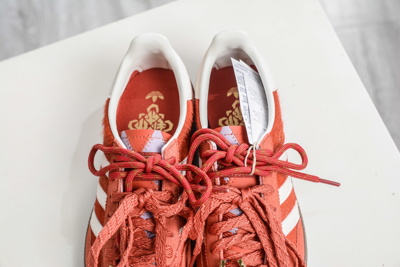 Adidas Handball Spezial 馬年限定 CNY新年款 阿迪達斯經典款 復古休閒板鞋 
貨號:KJ6299
尺碼: 35 36 36.5 37 38 38.5 39 40 40.5 41 42 42.5 43 44 45