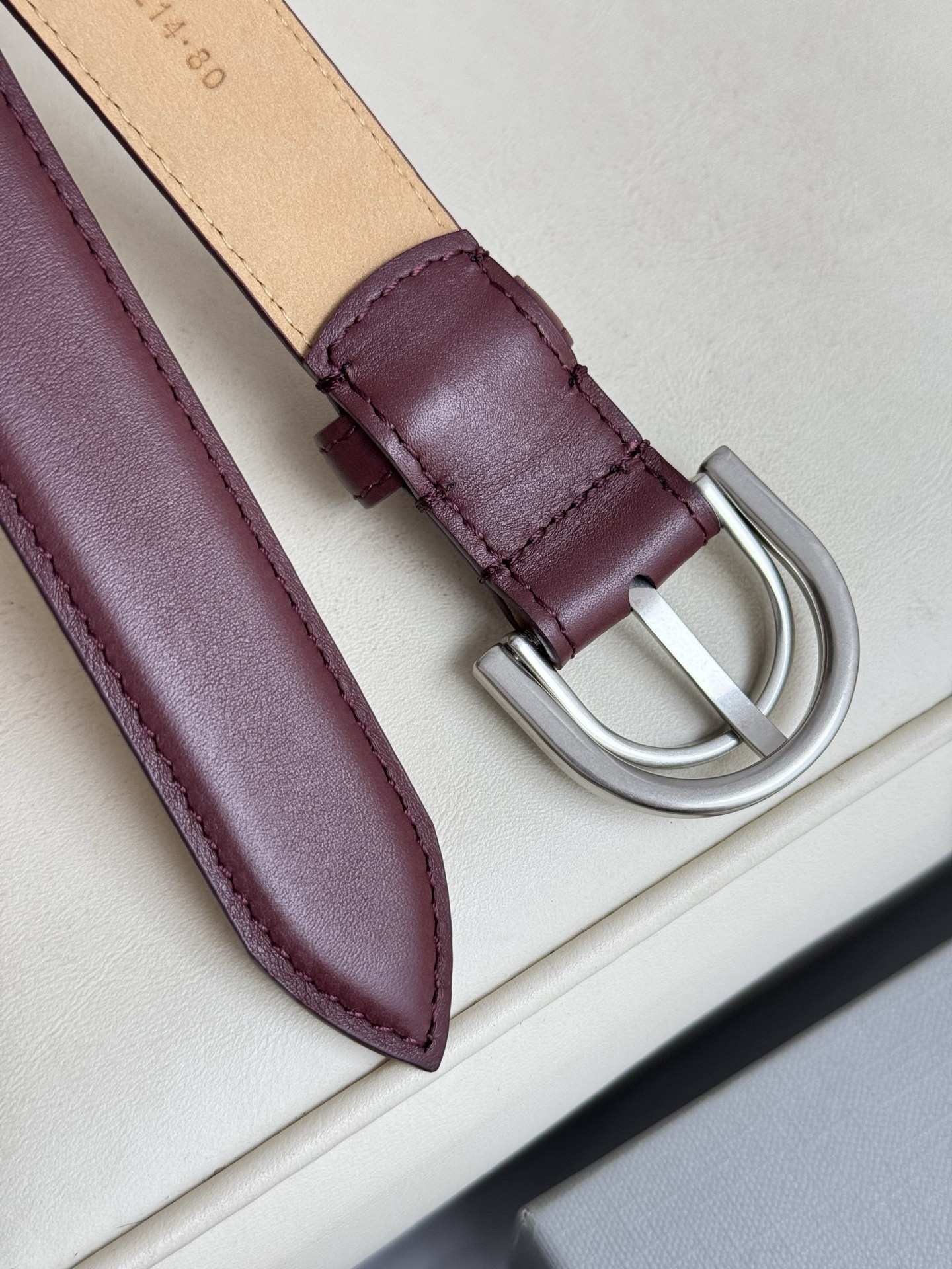 巴黎世家（Balenciaga）寬度2.5cm 是法國的奢侈品牌，作為時尚界最具影響力品牌之一的地位。設計師源於：都市時尚潮流獨特的設計風格，採用進口小牛皮製作；搭配純銅復古五金，使其更具魅力。值得擁有的百搭精品