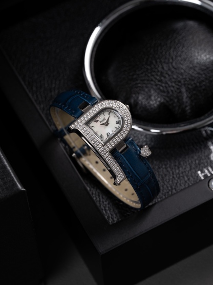 全面到貨🎀🎀🎀」Piaget伯爵做為全世界最著名的頂級珠寶品牌 Piaget從未讓那些傾慕其品牌設計元素的炒粉們失望過，值得推薦的是本次由日本.Tokyo東京銀座 做為主辦初展，推出的The theme is meeting  love  遇見愛情系列更是在推出後，不到11個小時就被哄搶而光，經典的P字形品牌設計元素與丘比特愛神之箭竟能結合的如此恰到好處，成為了繼LIMELIGHT Gala和Black-TIE黑帶系列又一經典美作，腕表的細節方面