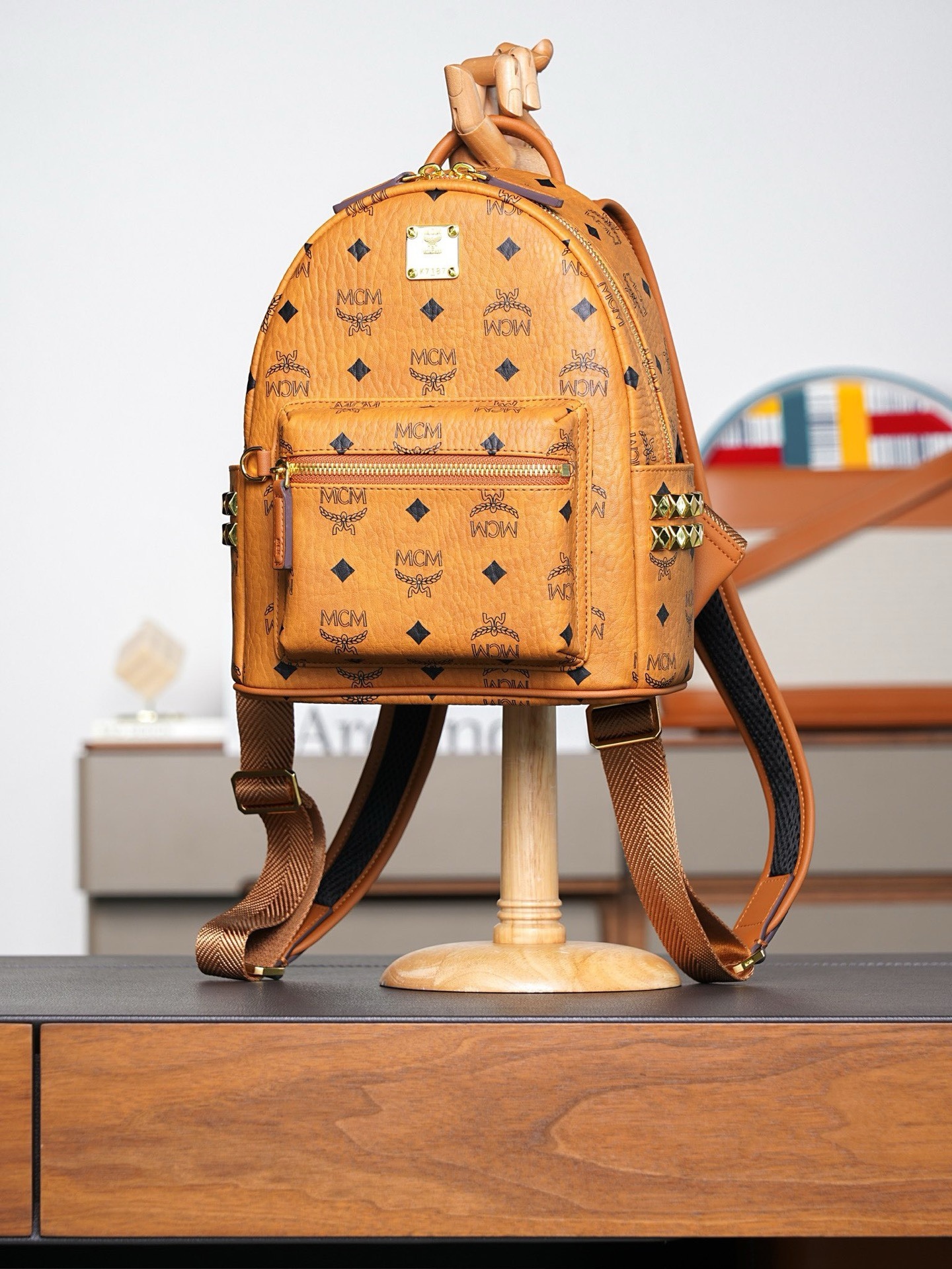 ®全新升级®𝙈𝘾𝙈 𝙎𝙩𝙖𝙧𝙠 𝙎𝙞𝙙𝙚 𝙎𝙩𝙪𝙙𝙨𝘽𝙖𝙘𝙠𝙥𝙖𝙘𝙠 𝙞𝙣 𝙑𝙞𝙨𝙚𝙩𝙤𝙨干邑色迷你号#铆钉双肩背包®️经典干邑色
# 这款MCM经典款的缩小版本 我们采用了标志性的Visetos涂层帆布 配以奢华的人造皮衬里和铆钉饰边。单品适合各种搭配 创新设计可以利用肩带秒变斜挎包、双肩包、单肩包、腰包和手提包。用这款特迷你Stark双肩背包秀出新风格