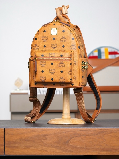 ®全新升级®𝙈𝘾𝙈 𝙎𝙩𝙖𝙧𝙠 𝙎𝙞𝙙𝙚 𝙎𝙩𝙪𝙙𝙨𝘽𝙖𝙘𝙠𝙥𝙖𝙘𝙠 𝙞𝙣 𝙑𝙞𝙨𝙚𝙩𝙤𝙨干邑色迷你号#铆钉双肩背包®️经典干邑色
# 这款MCM经典款的缩小版本 我们采用了标志性的Visetos涂层帆布 配以奢华的人造皮衬里和铆钉饰边。单品适合各种搭配 创新设计可以利用肩带秒变斜挎包、双肩包、单肩包、腰包和手提包。用这款特迷你Stark双肩背包秀出新风格