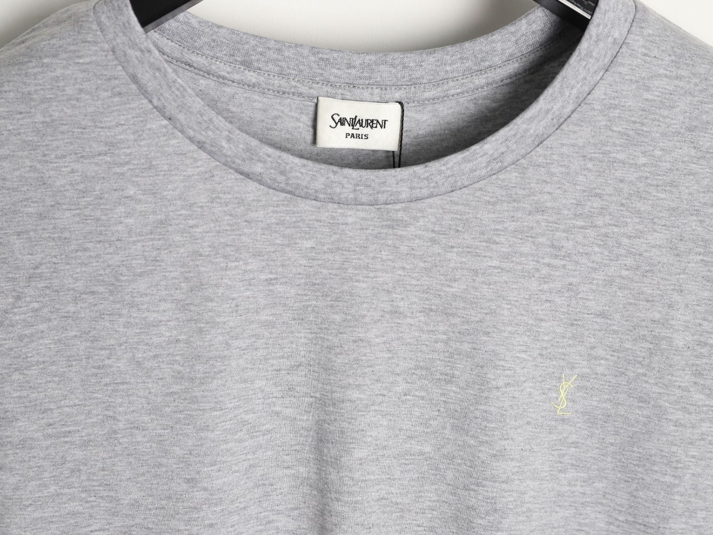 🔝SAINT LAURENT聖羅蘭SLP 小標純色徽標短袖T恤
正品購入開發，50支雙股精品賽爾棉170克，1*1拉架羅紋280克，進口刺繡，面料酵洗，定制1：1商標，寬松版型
B Size：S-XL