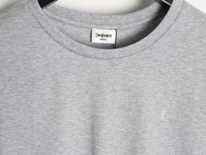 🔝SAINT LAURENT聖羅蘭SLP 小標純色徽標短袖T恤
正品購入開發，50支雙股精品賽爾棉170克，1*1拉架羅紋280克，進口刺繡，面料酵洗，定制1：1商標，寬松版型
B Size：S-XL