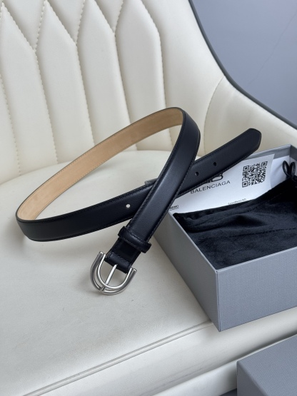 巴黎世家（Balenciaga）寬度2.5cm 是法國的奢侈品牌，作為時尚界最具影響力品牌之一的地位。設計師源於：都市時尚潮流獨特的設計風格，採用進口小牛皮製作；搭配純銅復古五金，使其更具魅力。值得擁有的百搭精品