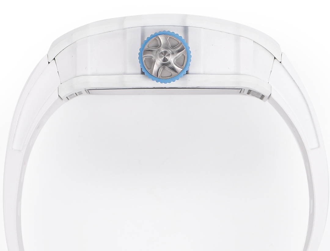 白色TPT石英纖維
【RICHARD MILLE】理查米爾RM53-01 將腕表設計與運動賽事相互結合，完美詮釋了賽場上的勇者堅定信念、頑強拼搏的精神。RM53-01以馬術運動為背景，採用多種高科技材料來抵御運動時帶來的強烈撞擊，從而保證不受破壞、正常運轉。高科技材質打造如同“護具”。“RM 53-01 PABLO MAC DONOUGH”的陀飛輪腕表，此款腕表除具備運動腕表的動感與活力外，還配備了堅固的TPT®碳纖維表殼、層壓藍寶石水晶表鏡以及固定機芯的懸浮式鋼索，有效的降低巨大衝擊、