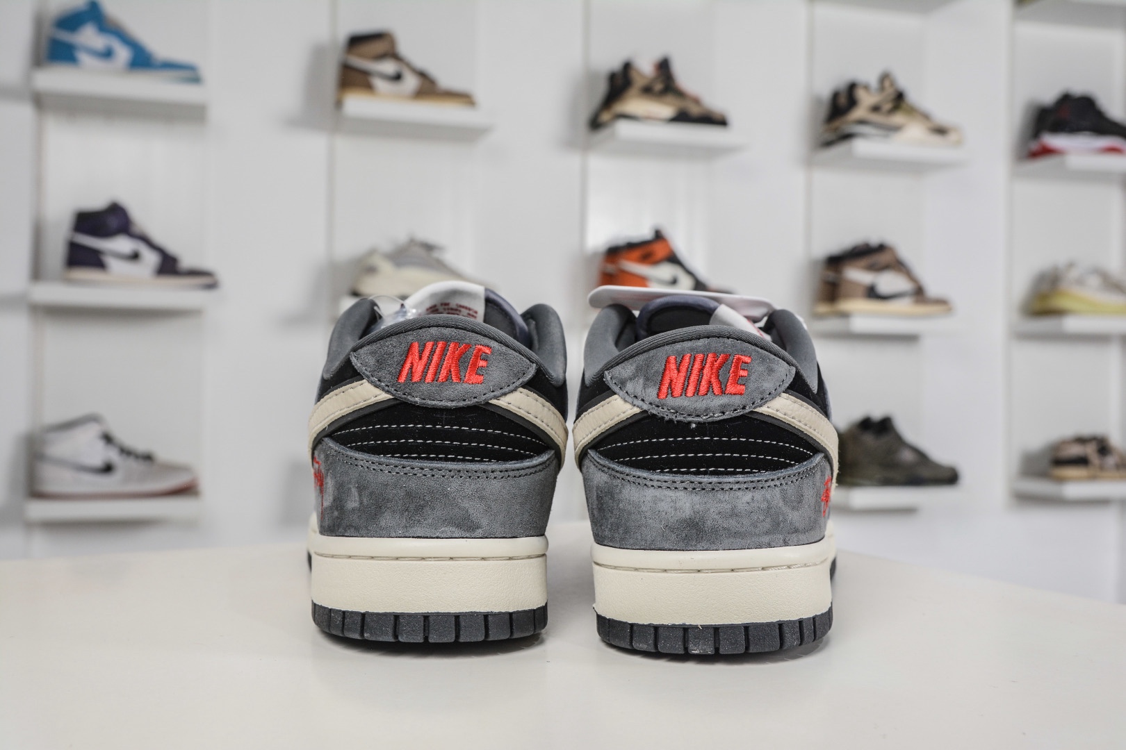 Nike SB Dunk Low X Stussy 斯圖西聯名—灰黑米白勾 
貨號:TX1688 003
尺碼：36 36.5 37.5 38 38.5 39 40 40.5 41 42 42.5 43 44 44.5 45