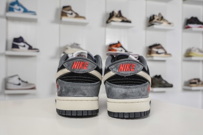 Nike SB Dunk Low X Stussy 斯圖西聯名—灰黑米白勾 
貨號:TX1688 003
尺碼：36 36.5 37.5 38 38.5 39 40 40.5 41 42 42.5 43 44 44.5 45