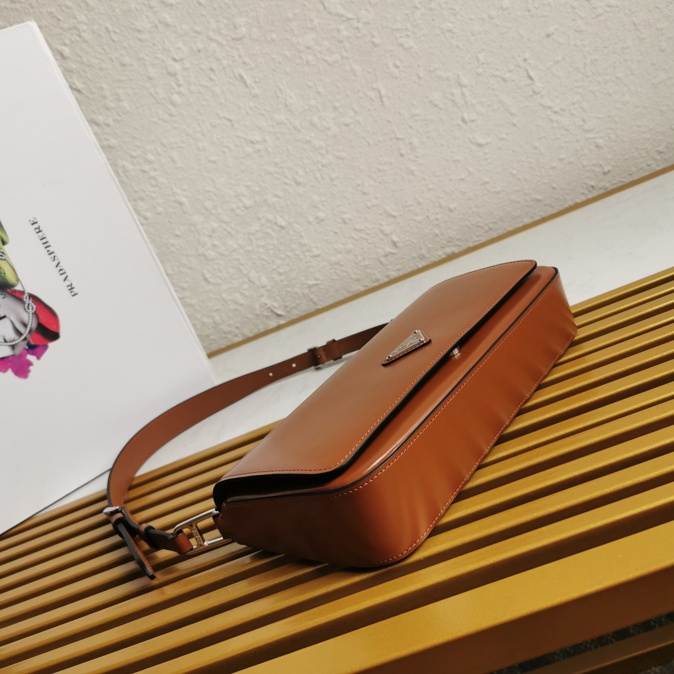 【 原單】🌹新款1BD323🎉🎉這款翻蓋式單肩包以充滿現代感👏採用進口牛皮，配有兩條可拆卸可交換長短肩帶。單肩/斜跨都可以。簡約優雅風尚、一眼相中復古又高級的包包，背上身秒變氣質女孩，容量空間大，各種百搭又時尚😘又是一款永久不過時暴款🙊趕緊入手吧🎉尺寸：長26x高12x底4.8cm🎉🎉🎉👏👏！