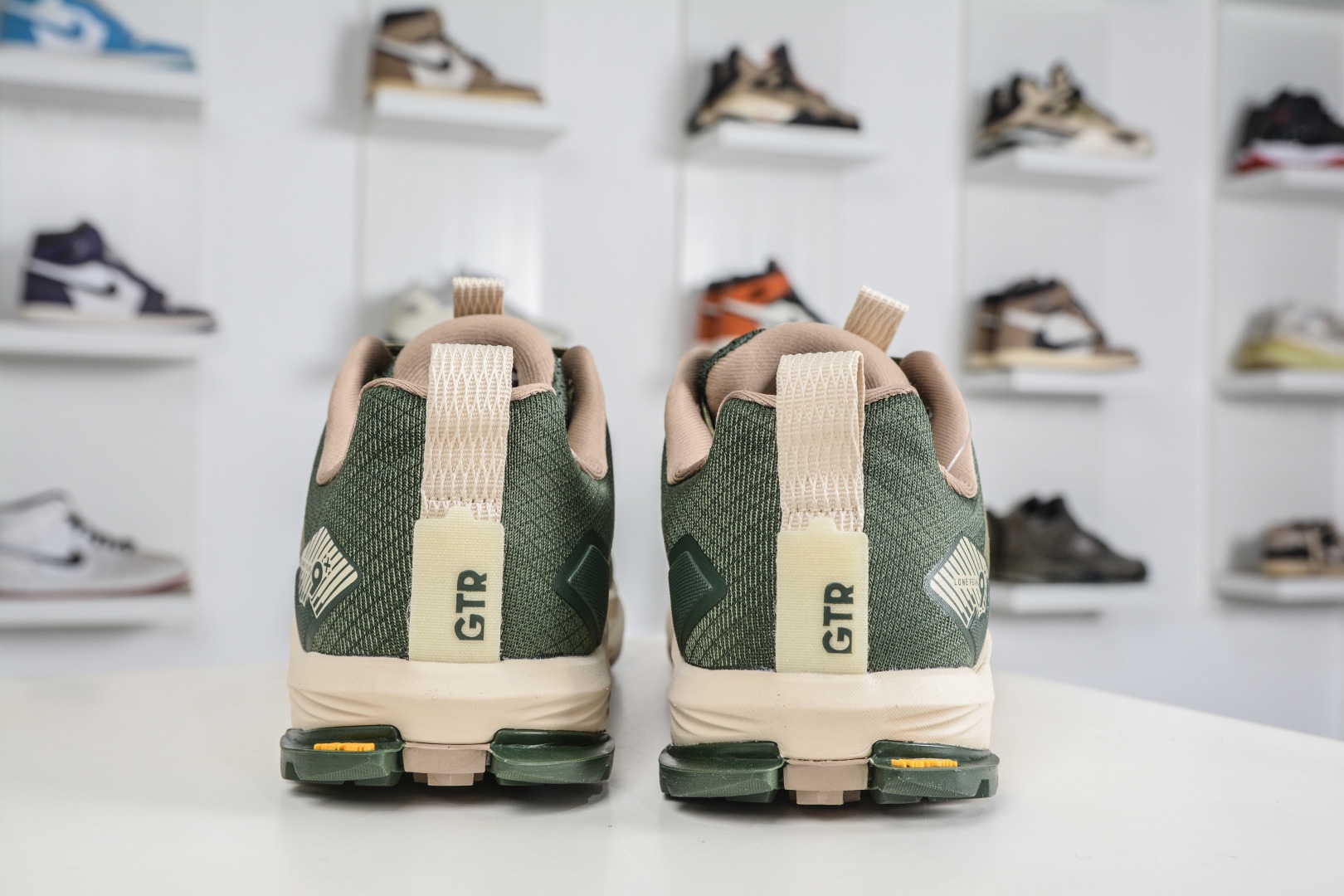 Altra Altra Lone Peak 9 奧創奧林匹斯9代 綠色 舒適百搭防滑耐磨低幫戶外跑步鞋 
貨號：AL0A85RG330
SIZE：39 40 40.5 41 42 42.5 43 44 44.5 45