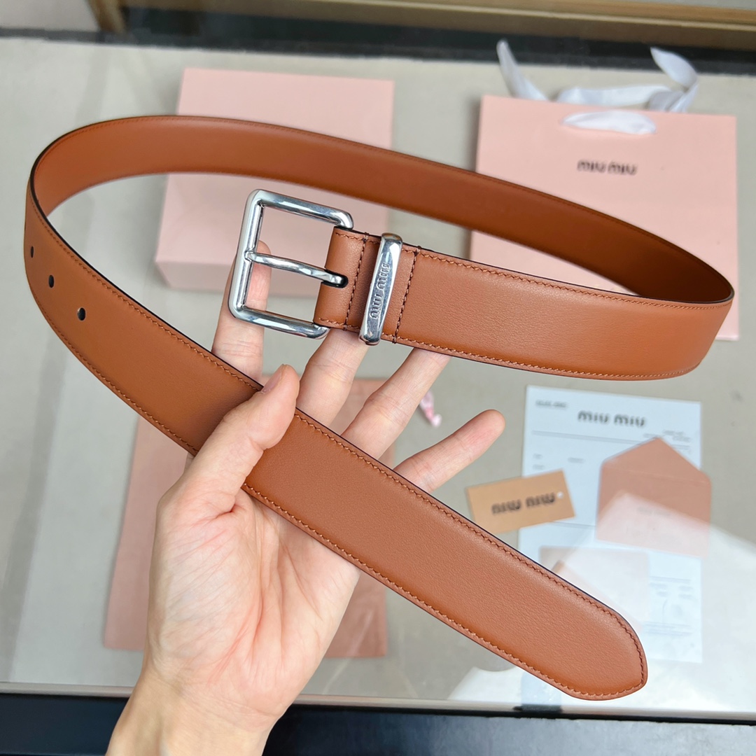 這款皮革腰帶設計簡約而優雅，腰帶環伴以Miu Miu徽標。雙面進口小牛皮 金屬搭扣 腰帶環飾激光雕刻徽標
寬度: 3.5cm

