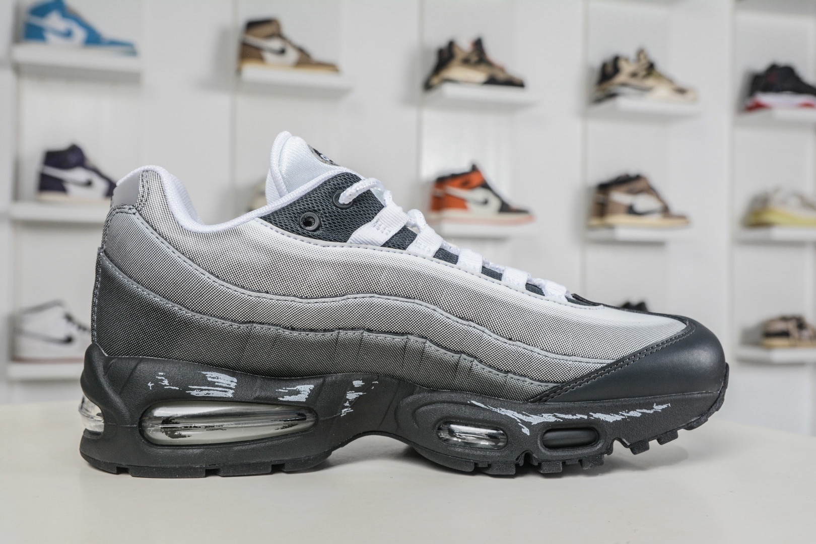 Yu-Gi-Oh! x NK Air Muscle 95時尚舒適減震耐磨低幫休閒跑步鞋 遊戲王聯名灰色
貨號：II7404 100 
 SIZE：40 40.5 41 42 42.5 43 44 44.5 45 45.5 46 47.5 48.5