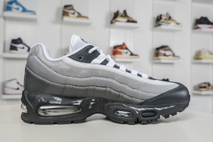 Yu-Gi-Oh! x NK Air Muscle 95時尚舒適減震耐磨低幫休閒跑步鞋 遊戲王聯名灰色
貨號：II7404 100 
 SIZE：40 40.5 41 42 42.5 43 44 44.5 45 45.5 46 47.5 48.5