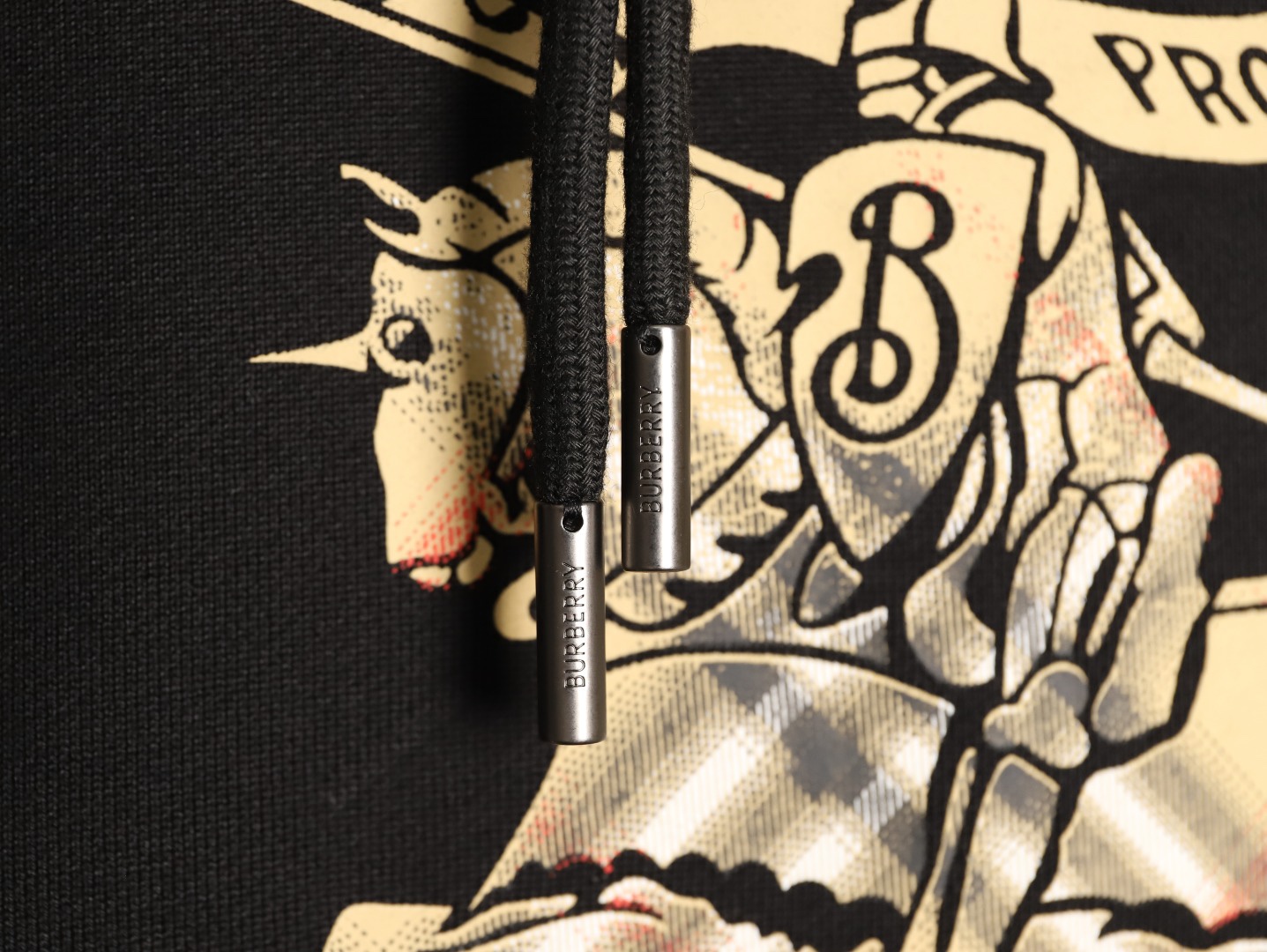 🔝BURBERRY巴寶莉BBR 戰馬格紋漸變馬術騎士連帽衛衣 
原版6350購入，原版面料採用定制，400g反向毛圈底紗 魚鱗布料，螺紋450g雙紗，顏色按布料訂染，原版一致。前胸（EKD）數碼印花工藝，裝飾漸變 Burberry 格紋。繡花雞眼工藝，還原原版。五金獨立開磨刻字。抽繩連帽設計，羅紋針織包邊及絨里收納口袋均採用加固縫製，強化功能耐用性
B Size：S-XL