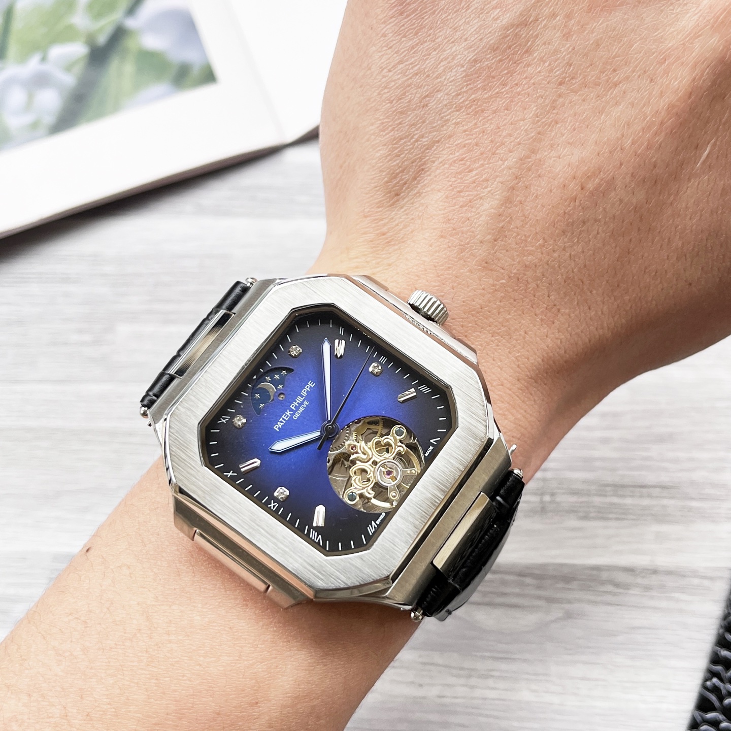 
八角殼系列 精緻百搭🎈🎈
【最新】：卡地亞🔥最新設計🔥大飛輪精品🎈🎈
【類型】：精品男士腕表
【錶帶】：真牛皮錶帶
【機芯】：高端全自動機械機芯
【鏡面】：礦物質強化玻璃（更高清）
品味高雅 浩瀚大氣 匠心獨運 腕間瑰寶
尺寸：直徑42mm厚12mm熱賣上市！歡迎轉載！