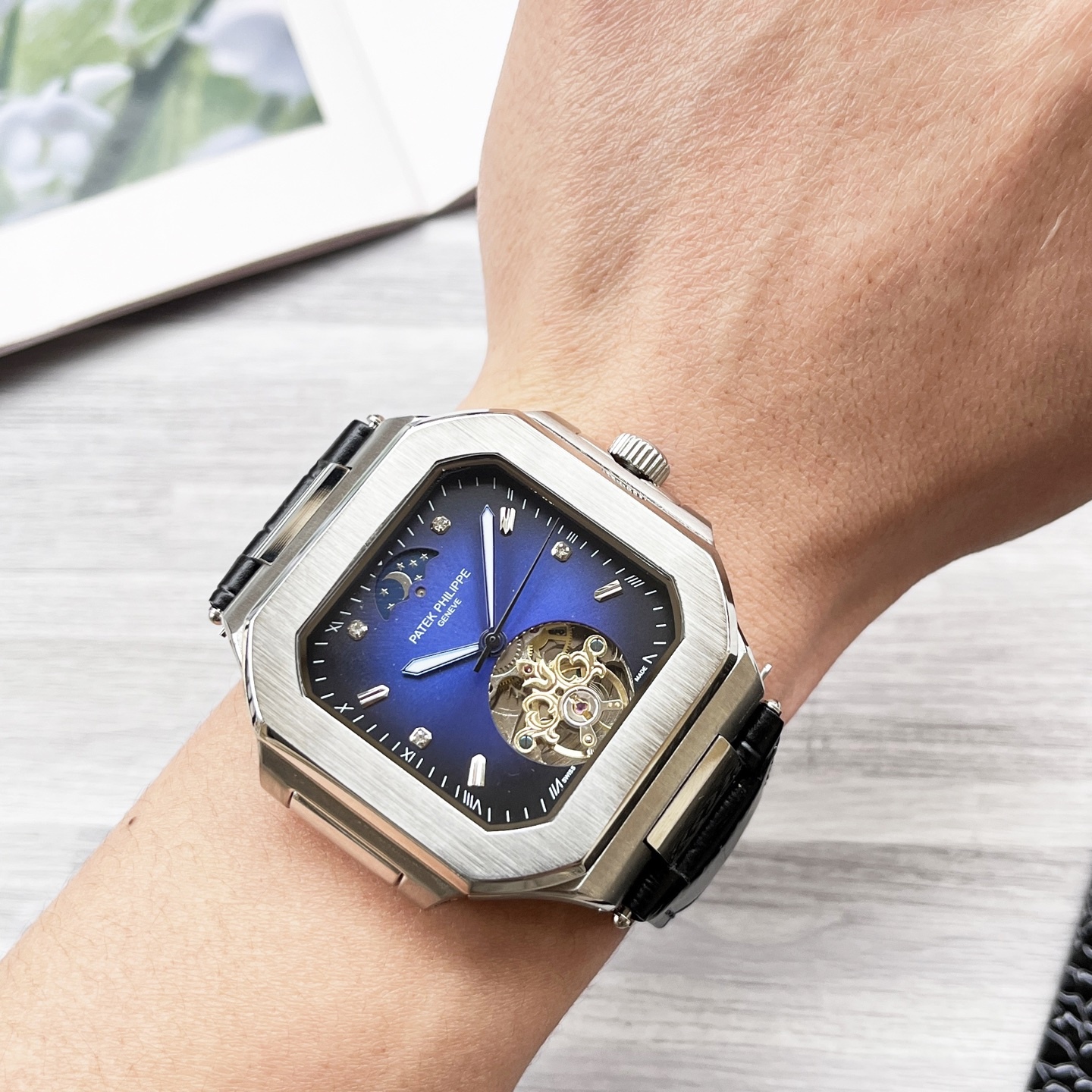 
八角殼系列 精緻百搭🎈🎈
【最新】：卡地亞🔥最新設計🔥大飛輪精品🎈🎈
【類型】：精品男士腕表
【錶帶】：真牛皮錶帶
【機芯】：高端全自動機械機芯
【鏡面】：礦物質強化玻璃（更高清）
品味高雅 浩瀚大氣 匠心獨運 腕間瑰寶
尺寸：直徑42mm厚12mm熱賣上市！歡迎轉載！