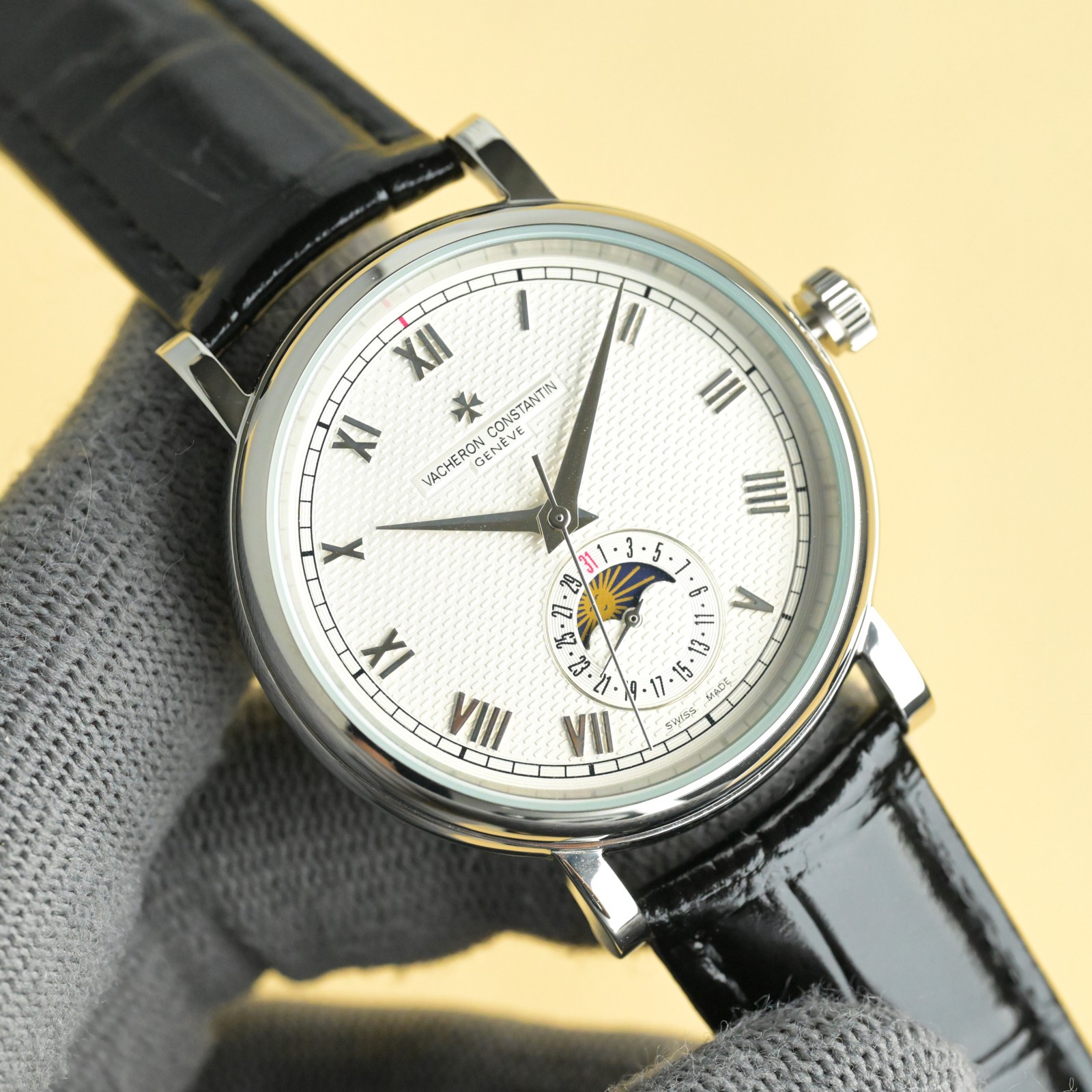 
江詩丹頓【VACHERON CONSTANTIN】傳襲系列男士腕表！全新複雜日月星辰多功能腕表，超強夜光。搭載原裝進口2824-2自動上鏈機械機芯，匯集月份顯示，日月相顯示等功能於一身，堪稱完美，秉承瑞士制表工藝，全鋼鍍納米鉑金表技術，PVD爐內電鍍工藝，法國藍寶石防刮鏡面，進口意大利小牛皮搭配原裝扣，打造出頂級完美產品，尺寸:40*10mm