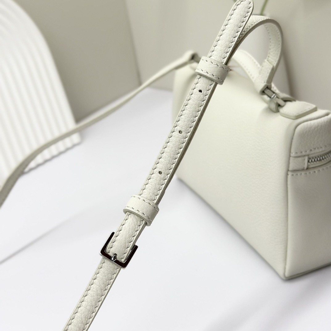 𝓸𝓻𝓸 𝓟𝓲𝓪𝓷𝓪諾悠翩雅
𝑬𝒙𝒕𝒓𝒂 𝑷𝒐𝒄𝒌𝒆𝒕 𝑳𝟏𝟗 
這是一款大開口結構的功能性設計的手拿包，經典風格和簡約設計的組合體。包身採用進口原廠小牛皮材質，輕微的錘紋呈現優雅的紋理，內里採用進口原廠小羊皮。皮革手柄和可拆卸肩帶，可打造出不同背法實用百搭。雙向拉鍊開合，搭配My Charms銀色金屬掛飾。（LP特級全鋼配件五金）
size：11×19×6.5cm
貨號：FAN4046
配套全套專櫃禮盒包裝🎁