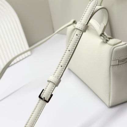 𝓸𝓻𝓸 𝓟𝓲𝓪𝓷𝓪諾悠翩雅
𝑬𝒙𝒕𝒓𝒂 𝑷𝒐𝒄𝒌𝒆𝒕 𝑳𝟏𝟗 
這是一款大開口結構的功能性設計的手拿包，經典風格和簡約設計的組合體。包身採用進口原廠小牛皮材質，輕微的錘紋呈現優雅的紋理，內里採用進口原廠小羊皮。皮革手柄和可拆卸肩帶，可打造出不同背法實用百搭。雙向拉鍊開合，搭配My Charms銀色金屬掛飾。（LP特級全鋼配件五金）
size：11×19×6.5cm
貨號：FAN4046
配套全套專櫃禮盒包裝🎁