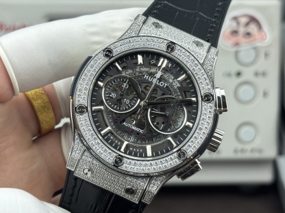 （实拍圖）升級版宇舶hublot恆寶表經典融合CLASSIC FUSION系列，直徑45mm，表殼316L精鋼，耐磨藍寶石玻璃，施華洛世奇鑽石鑲嵌，進口搭載進口7750多巧能計時機芯，還原原裝所有功能，在不同的時空共鳴，如繪畫，如音樂，如時計，獨一無二的HUBLOT最配獨一無二的他，經典融合計時腕表。