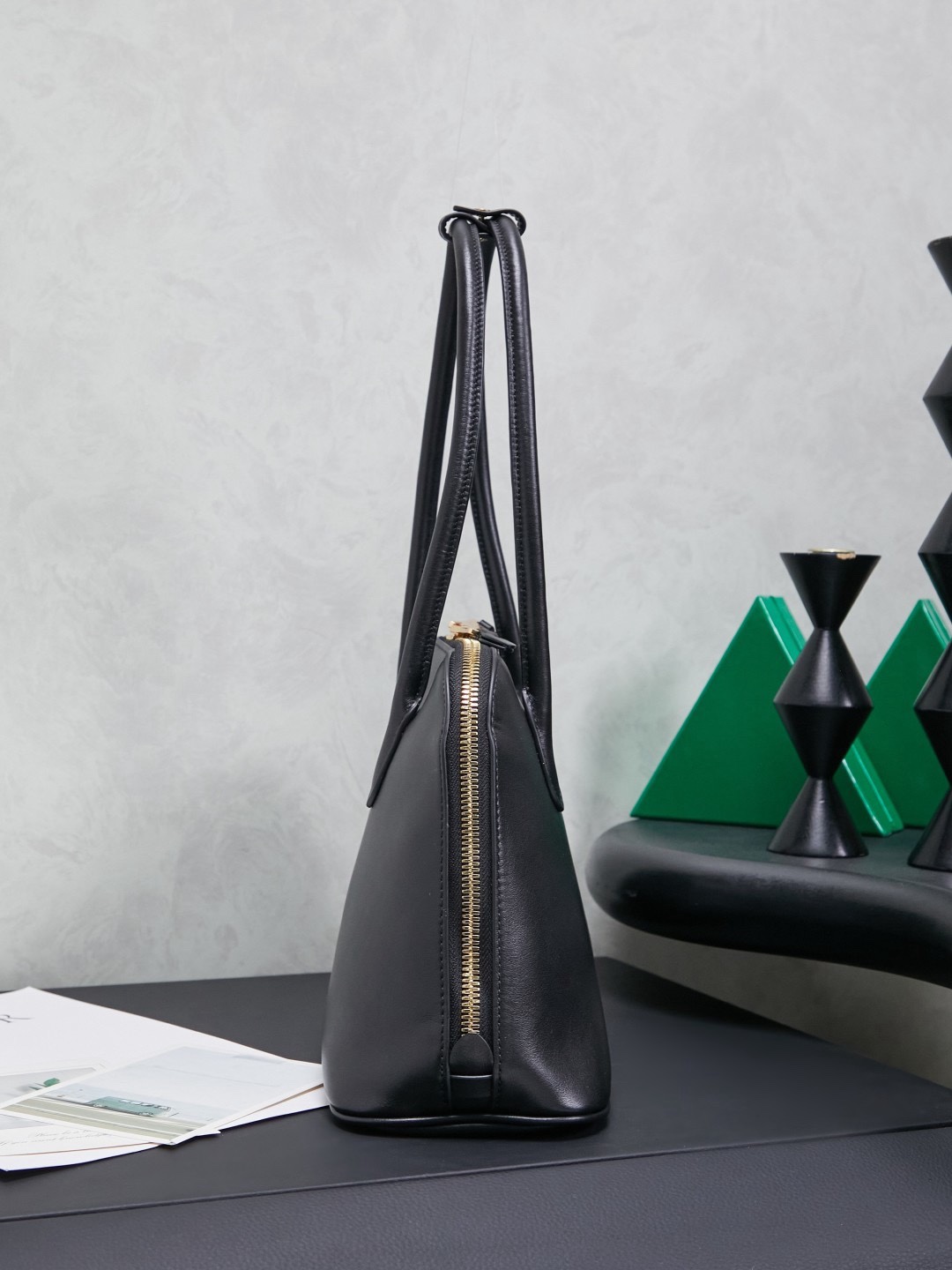 新品贝壳包，简便设计延续Miu慵懒美式老钱的风格，采用顶级进口小牛皮，质感高级柔软，两边弧度设计更具造型感，拉链拉开秒变大托特，长手柄设计实用性更强，可腋下可手提，造型简约潇洒随意，容量超大，上班通勤，逛街出游都是绝佳的选择，内里全新麻布里，配拉链式口袋
