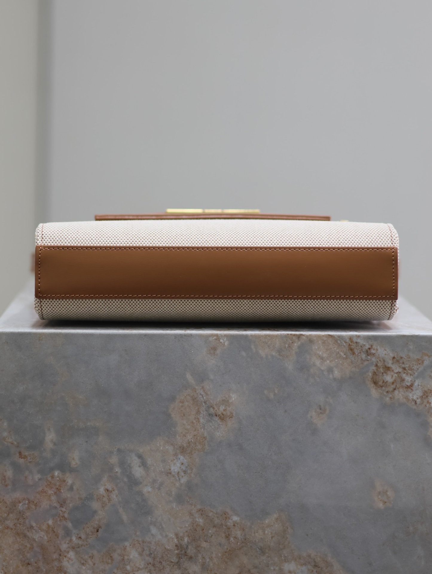 Manhattan_24cm
專櫃同步新款Manhattan法棍包小號24cm全新到貨！最新包型翻蓋曼哈頓法棍包，一改以往經典的logo，取而代之低調簡約的設計風格，它有點像H家的凱莉，很有復古的味道！商務➕休閒兩者結合，總結起來就是百搭！可以手拿，可以單肩或斜挎，一包多用，滿足了商務型女士，又滿足了小女生的休閒！精心挑選的原廠皮、完美的走線、精緻的五金讓整個包包都散髮出高級的味道！
型號：675626
尺寸：24x17.5x6cm