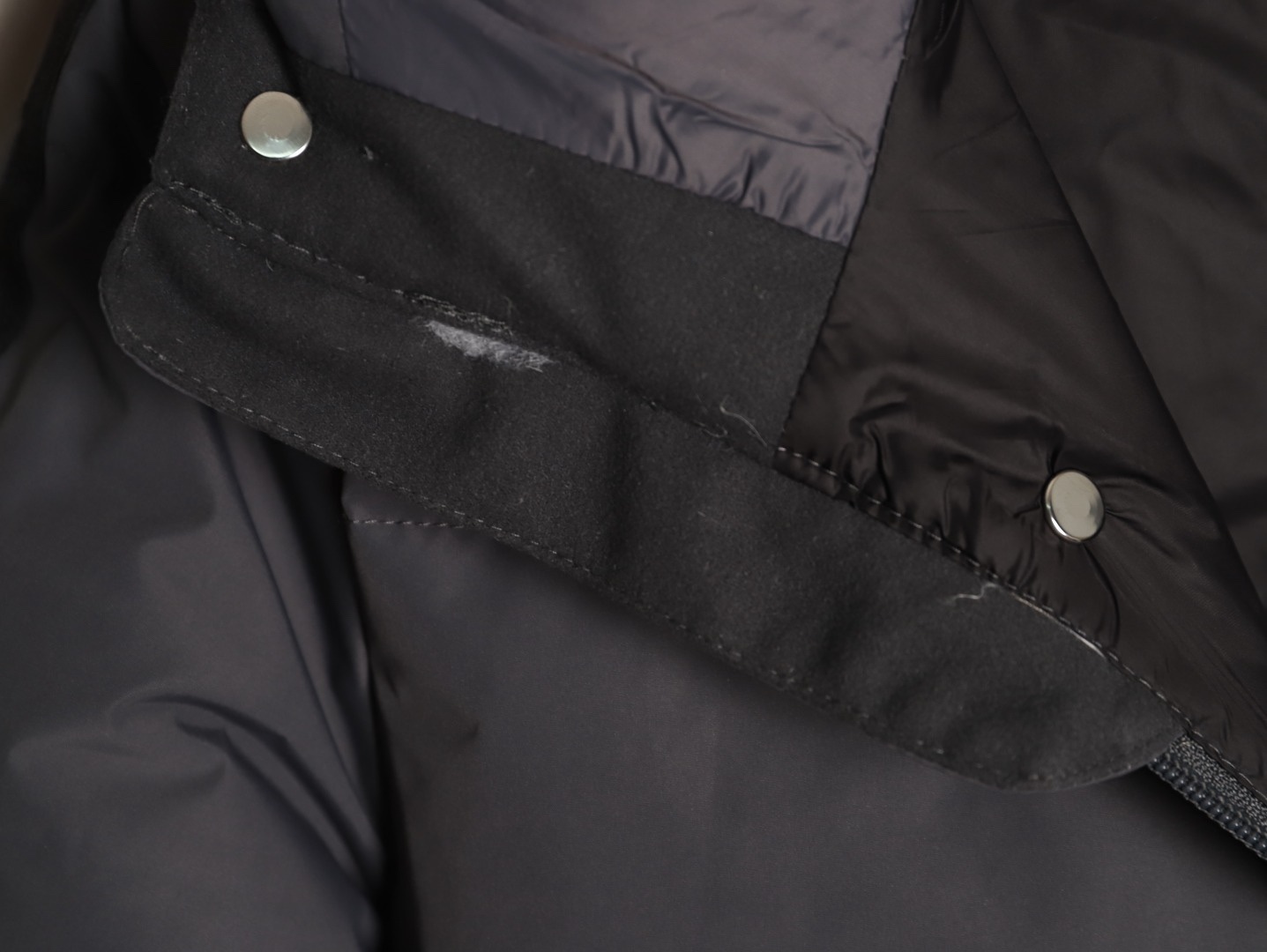 Adidas 阿迪達斯 三條槓保暖專櫃長款落肩款羽絨服
明星同款阿迪羽絨服 adidas 休閒舒適保暖長款羽絨服 男女同款  面料採用原版定制防水防靜電布料 內里採用尼龍雙層封禁設計 過膝長款設計超級保暖 分區填充300克標準80白鴨絨 蓬松度超好 輕便不厚重 拉鍊帶有定制logo 袖子側邊經典三條槓 內里配備口袋 胸前刺繡硅膠小標 清晰立體又飽滿 袖口鬆緊設計更加防風保暖 下擺按扣設計可隨意調節 方便戶外行動 寬松的版型不挑人 穿上就是行走的棉被 絲毫不懼寒冬 
L SIZE:S-XL