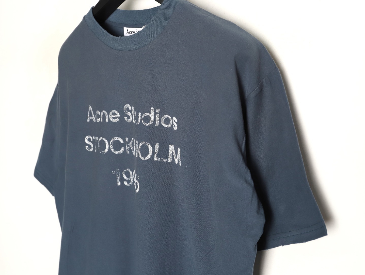 🔝Acne Studios 26SS 1996字母印花短袖T恤
面料是定制定染的32支220g原版雙紗棉，胚布經過高盂環保染色，裁大貨前還要進行高溫環縮水，降低縮水率的同時使得手感更柔軟舒適，印花方面必須五層膠漿，第一遍必須為進口打底漿，填平布料上極為細小的線洞，再由高溫床烤乾再劇頗色，採用油墨因熱平網印花，一共刷五層，每一層間隔為時間為30分鐘，才能保證出來的成品保持原版的質感，全套開發輔料
尺碼：S-XL