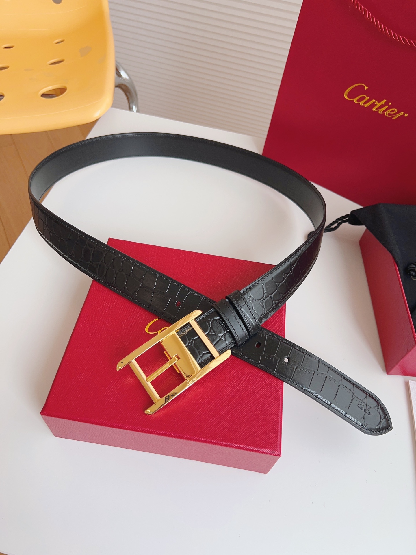 
Cartier（卡地亞）憑借匠心傑作展現與眾不同的美感，融合精湛工藝與經典設計，演繹雋永風格；瀟灑不羈，果敢獨立！此款式易搭配服飾；休閒正裝兩相宜。皮帶寬度：35mm