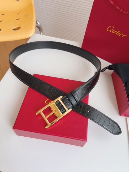 
Cartier（卡地亞）憑借匠心傑作展現與眾不同的美感，融合精湛工藝與經典設計，演繹雋永風格；瀟灑不羈，果敢獨立！此款式易搭配服飾；休閒正裝兩相宜。皮帶寬度：35mm