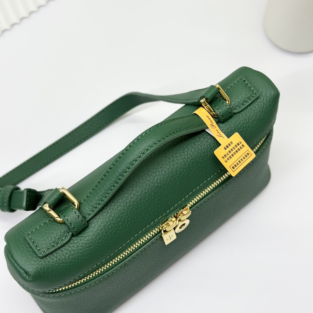 𝓸𝓻𝓸 𝓟𝓲𝓪𝓷𝓪諾悠翩雅
𝑬𝒙𝒕𝒓𝒂 𝑷𝒐𝒄𝒌𝒆𝒕 𝑳𝟏𝟗 
這是一款大開口結構的功能性設計的手拿包，經典風格和簡約設計的組合體。包身採用進口原廠小牛皮材質，輕微的錘紋呈現優雅的紋理，內里採用進口原廠小羊皮。皮革手柄和可拆卸肩帶，可打造出不同背法實用百搭。雙向拉鍊開合，搭配My Charms銀色金屬掛飾。（LP特級全鋼配件五金）
size：11×19×6.5cm
貨號：FAN4046
配套全套專櫃禮盒包裝🎁