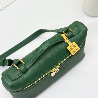 𝓸𝓻𝓸 𝓟𝓲𝓪𝓷𝓪諾悠翩雅
𝑬𝒙𝒕𝒓𝒂 𝑷𝒐𝒄𝒌𝒆𝒕 𝑳𝟏𝟗 
這是一款大開口結構的功能性設計的手拿包，經典風格和簡約設計的組合體。包身採用進口原廠小牛皮材質，輕微的錘紋呈現優雅的紋理，內里採用進口原廠小羊皮。皮革手柄和可拆卸肩帶，可打造出不同背法實用百搭。雙向拉鍊開合，搭配My Charms銀色金屬掛飾。（LP特級全鋼配件五金）
size：11×19×6.5cm
貨號：FAN4046
配套全套專櫃禮盒包裝🎁