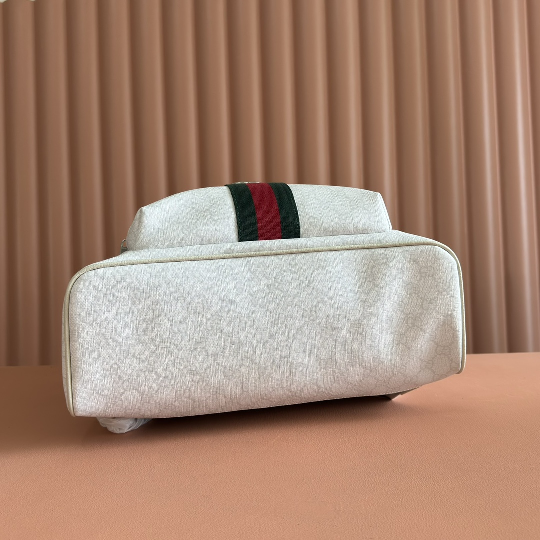 💋💋💋《配全套原廠專櫃包裝》【新品】Ophidia系列匠心選用白色配色，搭配經典廓形與新增功能性設計，甄選觸感柔軟的織物打造。這款背包以柔軟GG Supreme材質打造，匠心綴飾雙G標識和紅綠織帶細節。
